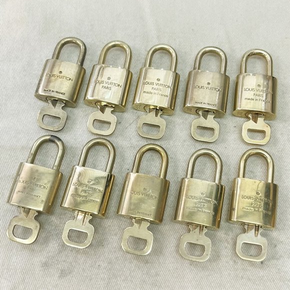 Authentic LOUIS VUITTON LV 10 SET PADLOCK KEY CHARM CADENA GOLD-PLATED - Picture 2 of 4